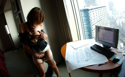 男が我慢できず - 男と女