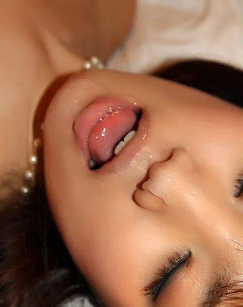美女の口周りに精子