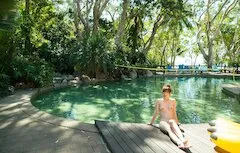 スレンダー美女の全裸は外の関連写真