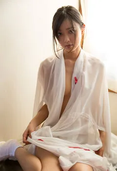 胸をはだける夢の関連写真