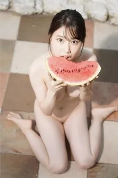 夏まで待てない美胸ヌード０３の関連写真