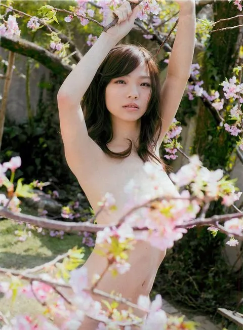 花見とヌード美女の中サムネ