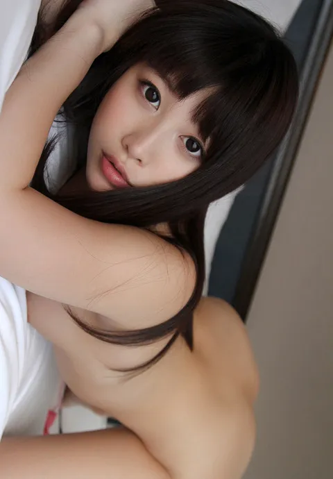 残念な美しすぎる全裸写真の中サムネ