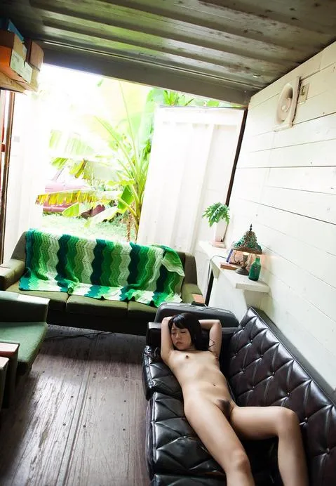 ちっぱい的全裸写真の中サムネ