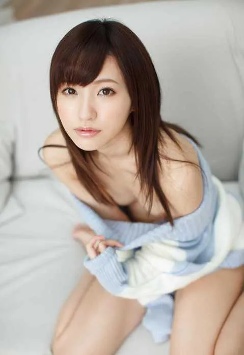 ベッドヌード水色系の中サムネ