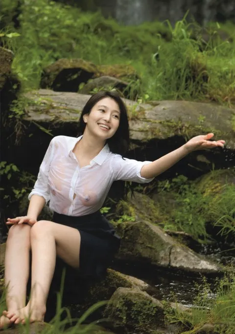 美女は濡れてる透けるの中サムネ