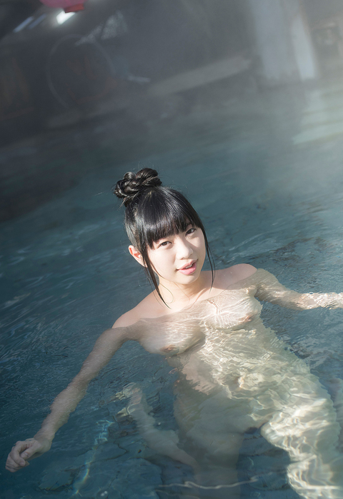 混浴温泉のお湯の中の胸 - 風呂ヌード