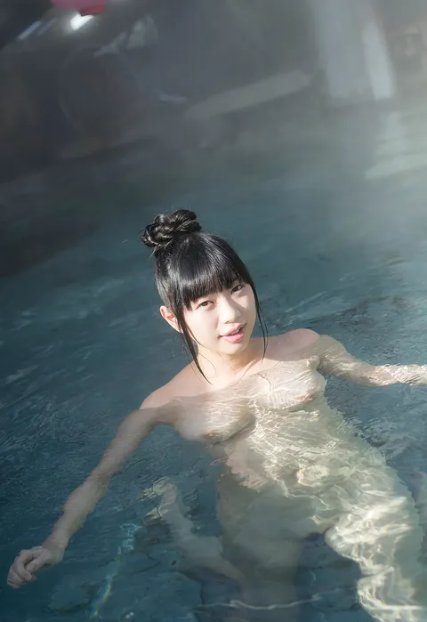 混浴温泉のお湯の中の胸の中サムネ