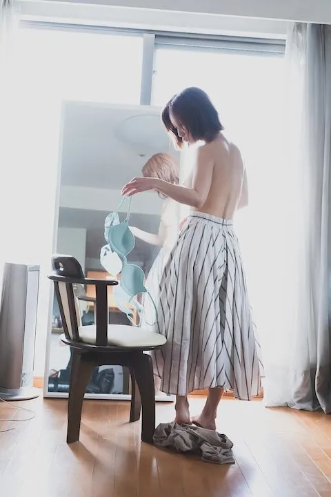 週末の脱ぎヌードの中サムネ