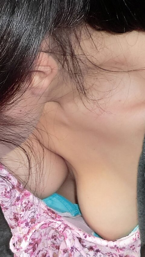 前かがみ胸チラ写真４ - エッチ写真