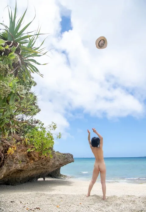 夏は岩場でヌード写真５の中サムネ