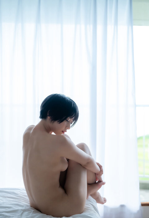 全裸の山座り美女 - エッチ写真