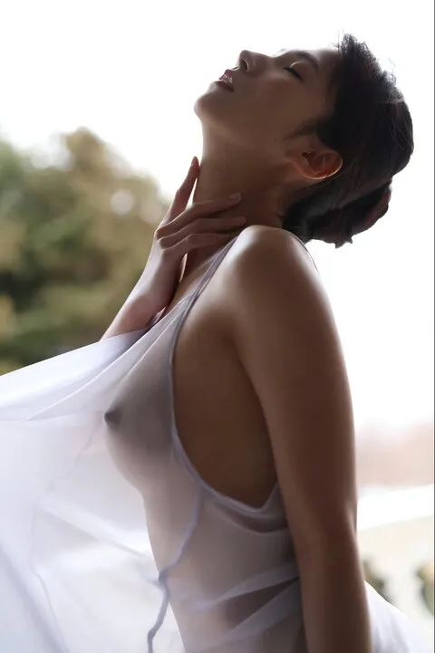 透けたおっぱいの写真集の中サムネ