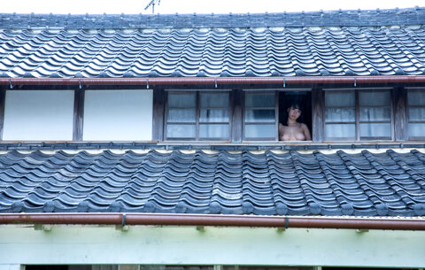 ガラス越しのアリスおっぱい２ - おっぱい写真