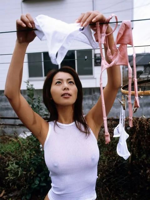 エロ奥様の家事の中サムネ