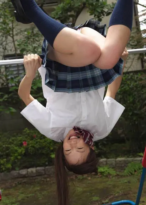 女子高生の逆上がりの中サムネ