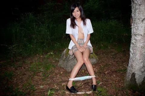 深夜のエッチな女子高生の中サムネ