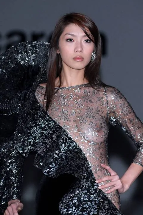 本物モデルおっぱいの中サムネ