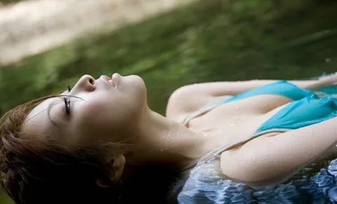 乳首が分かる美女画像の中サムネ