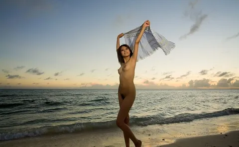 夕暮れの海に全裸美女の中サムネ