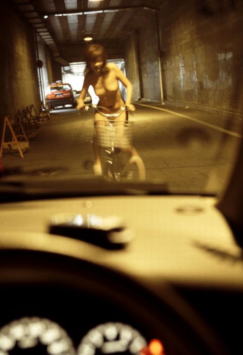 全裸でチャリの女性 - エッチ写真