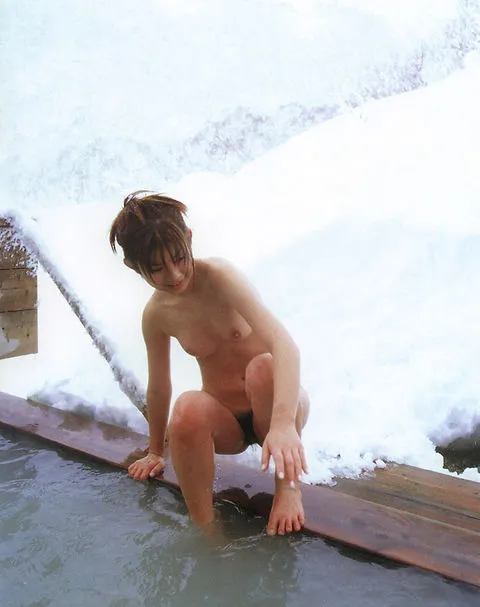 混浴露天風呂で裸撮影の中サムネ