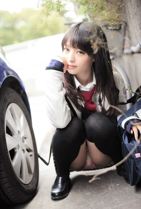 女子高生と高級車のの中サムネ