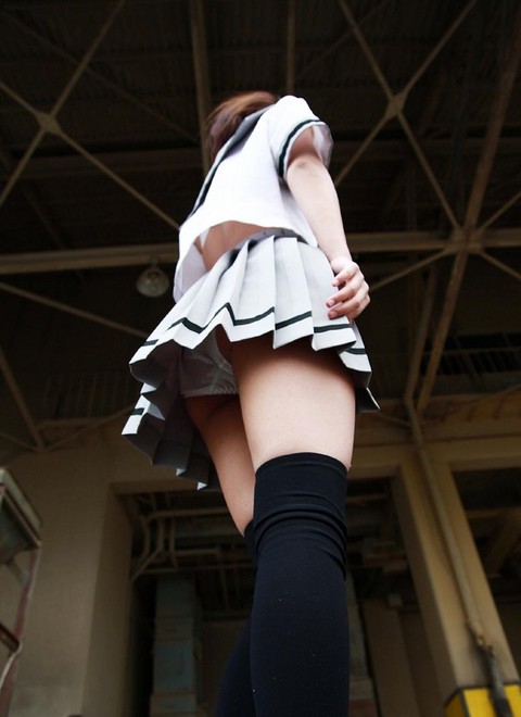 女子高生を下から撮影 - エッチ写真