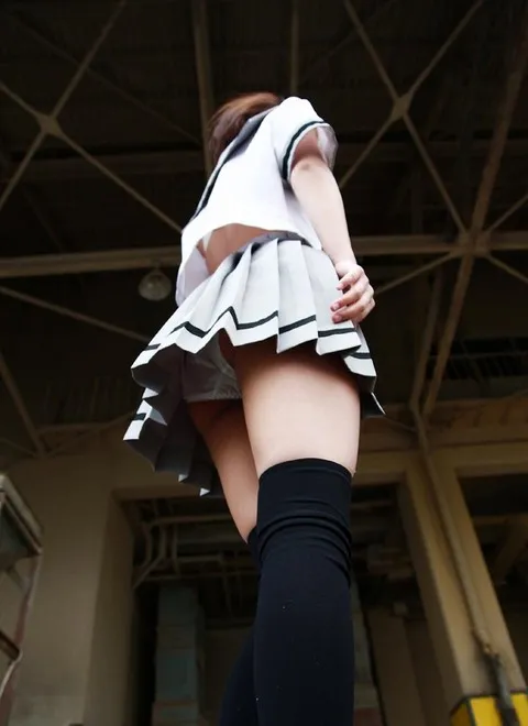 女子高生を下から撮影の中サムネ