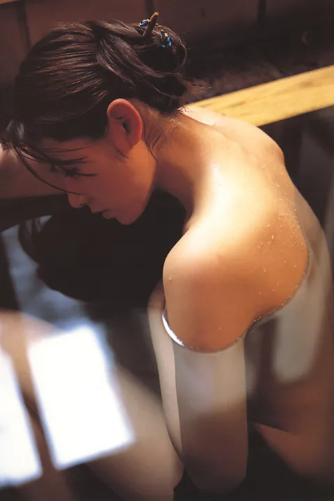 大人の色気と温泉ヌードの中サムネ