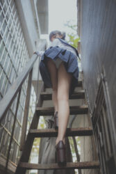 階段とセーラー服下