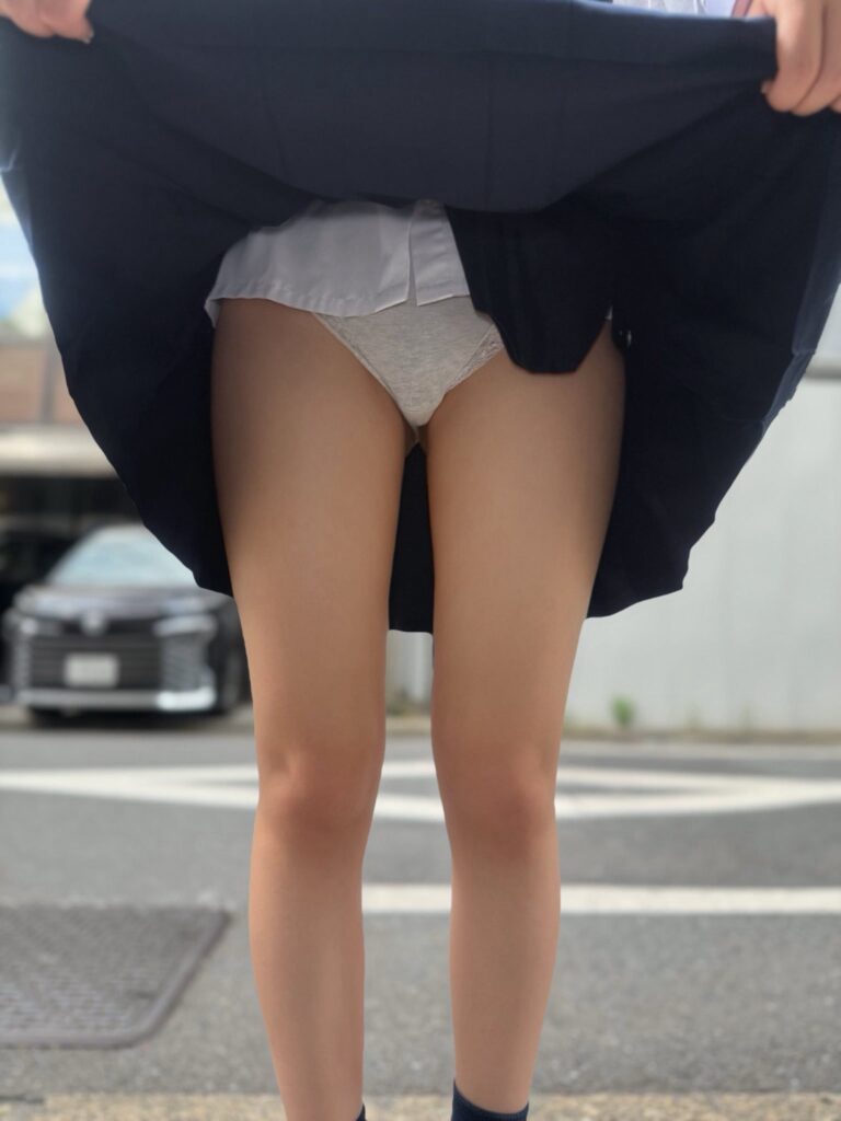 スカートの中を見せてください。